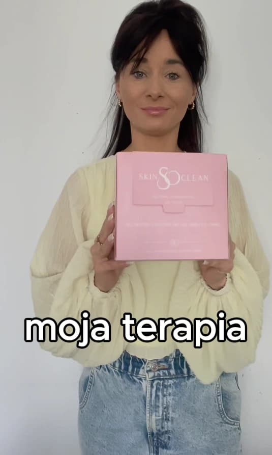 Klientka korzysta z jednorazowego ręcznika SkinSoClean